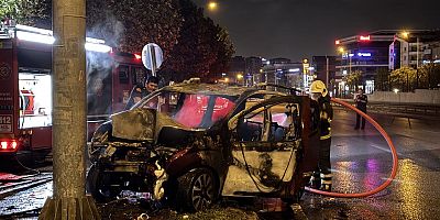 Bursa'da direğe çarpıp alev alan hafif ticari aracın sürücüsü yaralandı
