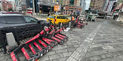 Bursa'da fırtına uçurdu...Yolda yürümekte güçlük çektiler