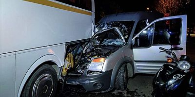 Bursa'da hafif ticari aracın park halindeki otobüse çarpması sonucu 3 kişi yaralandı