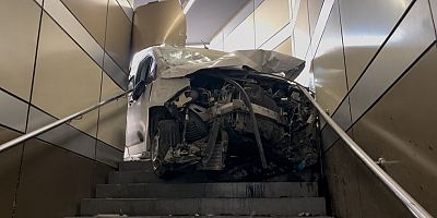 Bursa’da Hafif ticari aracıyla metro istasyonuna daldı