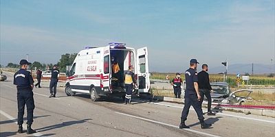 Bursa'da hafif ticari araçla çarpışan otomobilin sürücüsü öldü