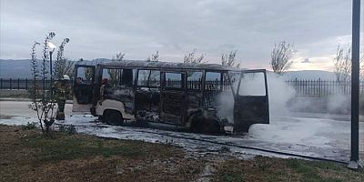 Bursa'da hastane bahçesinde park halindeki minibüs yandı