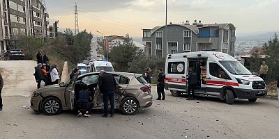 Bursa'da iki otomobil çarpıştı: 4 yaralı