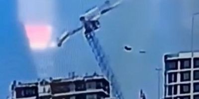 Bursa’da İnşaat alanındaki vincin devrilme anı kamerada