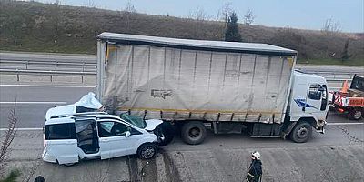 Bursa'da kamyona çarpan hafif ticari aracın sürücüsü öldü