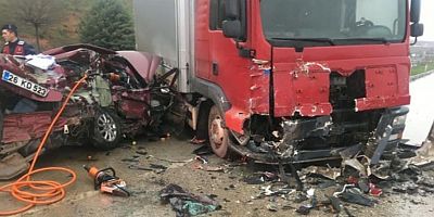 Bursa'da kamyona çarpan otomobildeki 5 kişi öldü, 1 kişi yaralandı