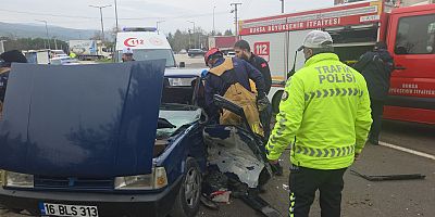 Bursa’da Kamyonet ters yönden gelen TOFAŞ otomobile çarptı