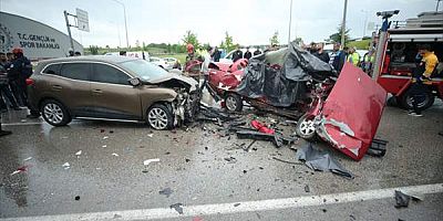 Bursa'da karşı şeride geçerek otomobille çarpışan araçtaki 2 kişi öldü