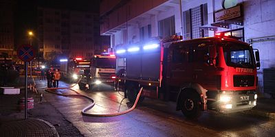 Bursa'da katlı otoparktaki 3 otomobil yandı