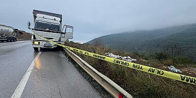 Bursa’da Kontrolden çıkan kamyon bariyere çarptı, uçurumdan uçtuğu zanneden sürücü araçtan atladı