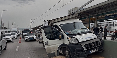 Bursa’da Kontrolden çıkan kamyonet metro bariyerlerine vurdu