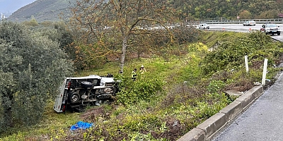 Bursa’da kontrolden çıkan kamyonet şarampole yuvarlandı: 2 yaralı