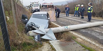 Bursa'da kontrolden çıkan otomobil elektrik direğine çarptı