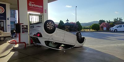 Bursa'da kontrolden çıkarak akaryakıt istasyonuna giren otomobilin sürücüsü yaralandı