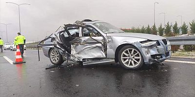 Bursa'da kule vinç taşıyan tıra çarpan otomobildeki 1 kişi öldü, 3 kişi yaralandı