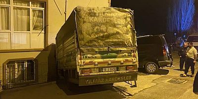 Bursa'da kuvvetli fırtınada sürüklenen kamyonet, araçlara ve eve çarptı