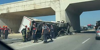 Bursa’da Lastiği patlayan kamyon köprü ayağına çarptı sürücü öldü