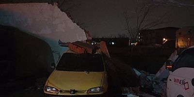 Bursa'da lodos duvarı devirdi, altında kalan 10 araç hasar gördü