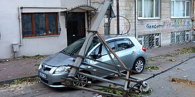 Bursa'da lodos nedeniyle ağaç ve elektrik direği araçların üzerine devrildi