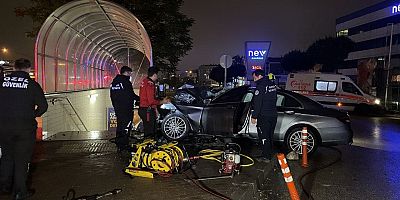 Bursa'da metro hattının duvarına çarpan otomobildeki 3 kişi öldü
