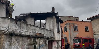 Bursa’da Metruk bina alevlere teslim oldu