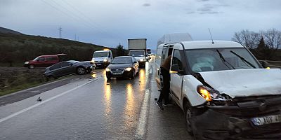 Bursa'da meydana gelen trafik kazasında 5 araç birbirine girdi