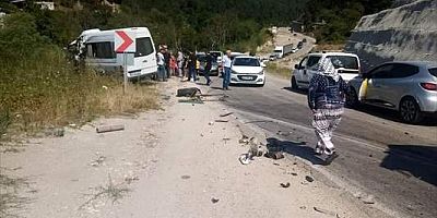 Bursa'da minibüs ile kamyonun çarpıştığı kazada 1 kişi öldü, 5 kişi yaralandı