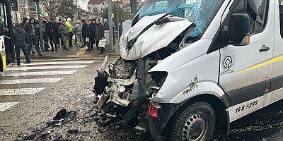 Bursa’da minibüs özel halk otobüsüne çarptı