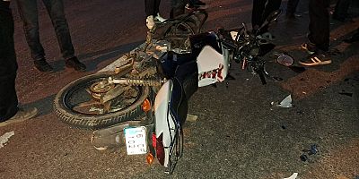 Bursa'da motosiklet otomobile çarptı: 3 yaralı