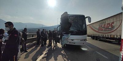 Bursa'da otobüs ile kamyon çarpıştı, 24 öğrenci yaralandı