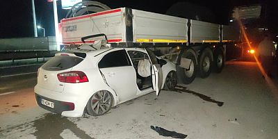 Bursa’da otomobil tırın altına girdi: 2 yaralı