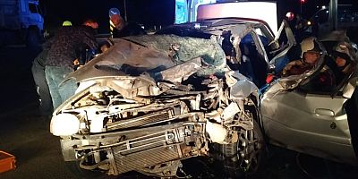 Bursa'da otomobille kamyonun çarpışması sonucu 2 kişi yaralandı