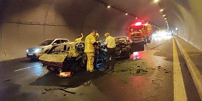 Bursa'da otoyol tünelinde bir aracın çarptığı otomobil alev aldı