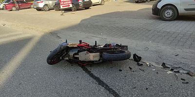 Bursa'da park halindeki minibüse çarpan motosikletin sürücüsü yaralandı