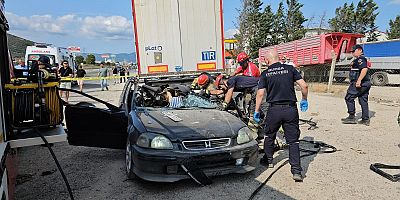 Bursa’da Park halindeki tıra çarpan otomobildeki 2 kişi öldü