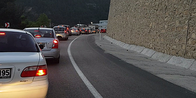 Bursa'da piknik dönüşü uzun araç kuyruğu