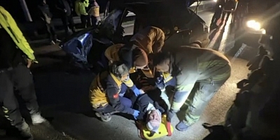 Bursa'da sabah saatlerinde korkunç kaza: Bariyerlere çarpan araçta 2 kişi ağır yaralandı