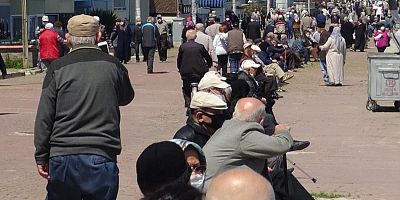 Bursa’da sahiller 65 yaş üstü vatandaşlarla doldu taştı