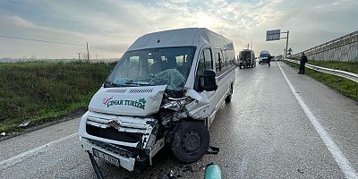 Bursa'da servis minibüslerinin karıştığı kazada 15 kişi yaralandı