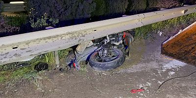 Bursa’da Seyir halindeki motosikletli önce kamyonete, ardından bariyerlere çarparak hayatını kaybetti