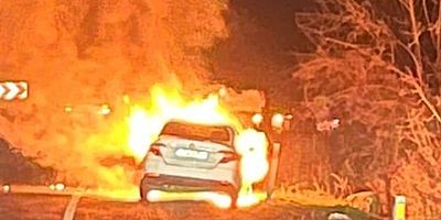 Bursa'da seyir halindeki otomobil alev alev yandı