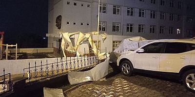Bursa'da şiddetli rüzgar ve sağanak nedeniyle okul çatısı uçtu