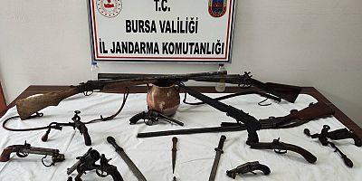 Bursa'da tarihi eser operasyonu: Çok sayıda silah ve obje ele geçirildi