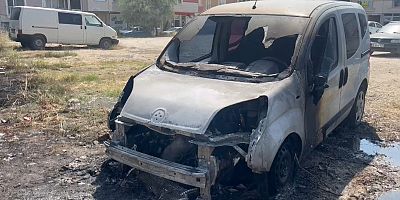 Bursa’da Tarlada başlayan yangın, 2 aracı küle çevirdi