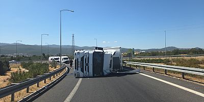 Bursa’da Tır devrildi; otoyol kavşağı kapandı