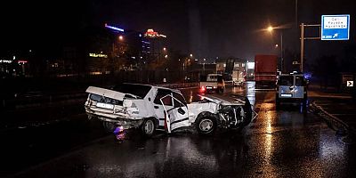 Bursa'da tır ile otomobilin çarpıştığı kazada 2 kişi yaralandı
