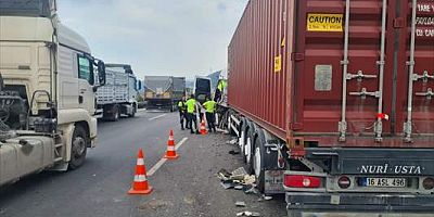 Bursa'da trafik kazasında tırda sıkışan sürücü yaralandı