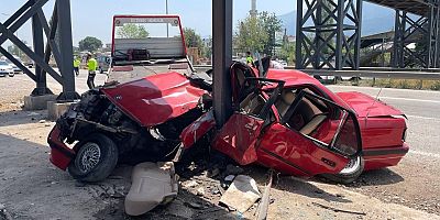 Bursa'da üst geçidin ayaklarına çarpan otomobildeki 2 kişi yaralandı