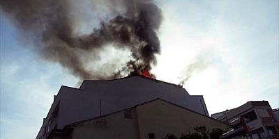 Bursa'da yangın çıkan eve yardım için giden muhtar yaralandı