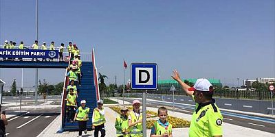Bursa'daki Çocuk Trafik Eğitim Parkı'nda öğrencilere trafik kuralları öğretiliyor